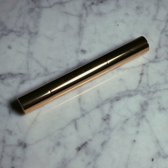 Hourglass Phantom Volumizing Glossy Balm | Lure 175 (deep berry) | NEW MAKEUP - Picture 3 of 5